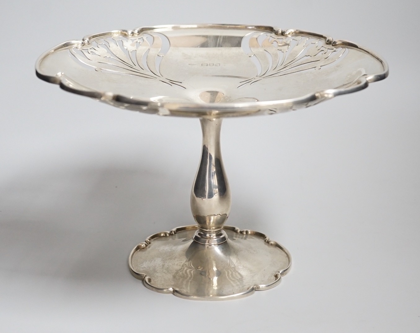 An Edwardian Art Nouveau silver tazza, Sibray, Hall & Co Ltd, London, 1901, height 15cm, 17.5oz.